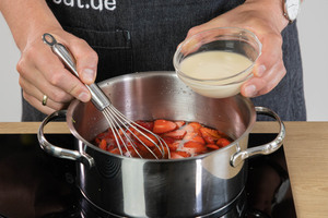 Fruchtige Kaltschale mit Stärke binden