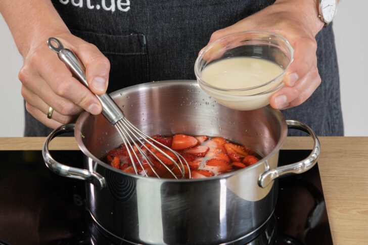 Fruchtige Kaltschale mit Stärke binden