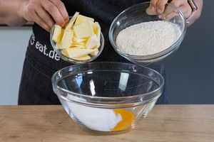 Butter und Mehl in eine Schüssel geben
