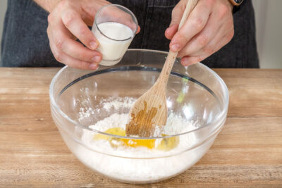 Mehl, Ei, Vanillezucker, Salz und Milch verrühren