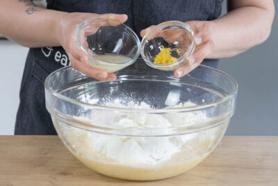 restliche Zutaten für den klassischen Quarkkuchen unterheben