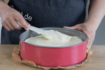 Teig für den klassischen Quarkkuchen in die Form füllen