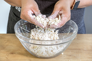 Marzipan mit Puderzucker zerkrümeln