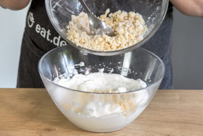 Marzipan unter Eischnee heben