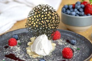 Korallen Hippen als Topping auf Dessert
