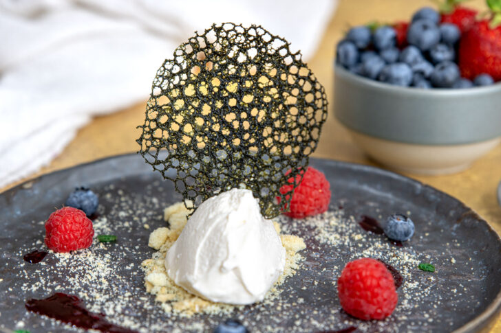 Korallen Hippen als Topping auf Dessert