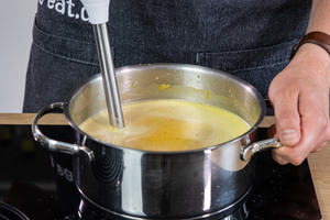 Kürbissuppe pürieren