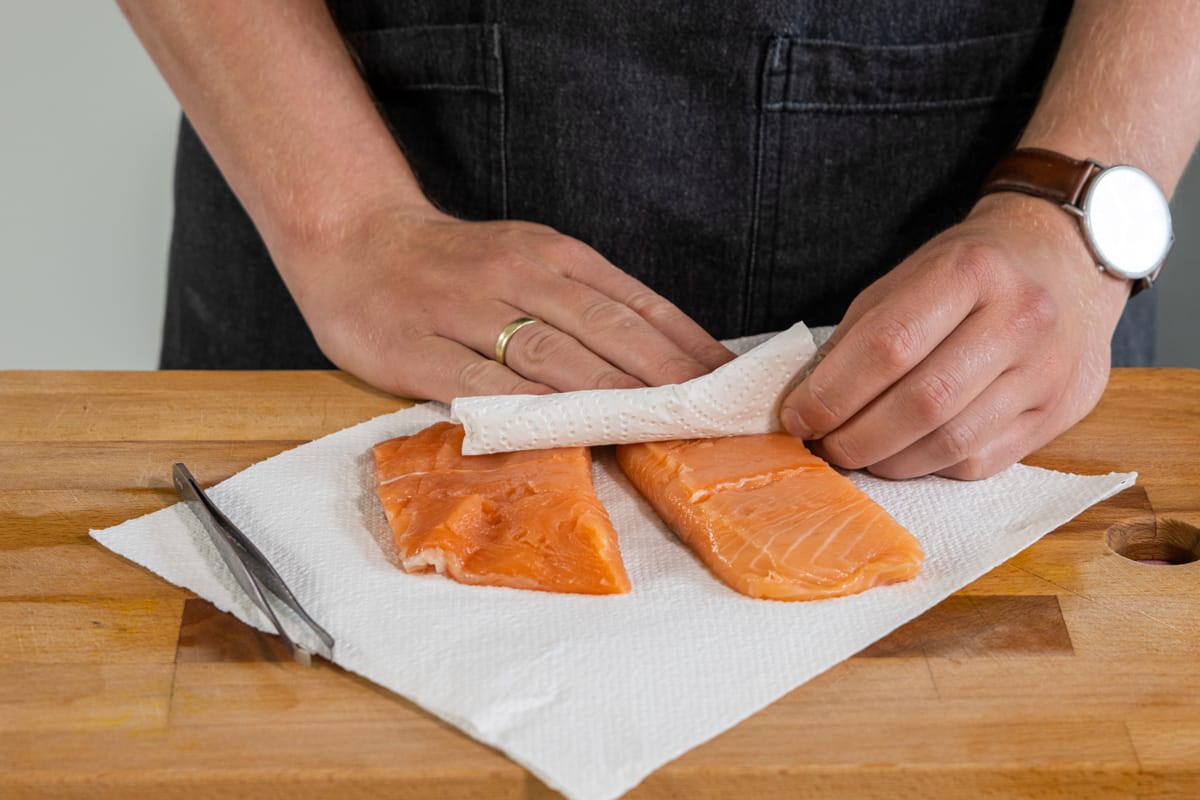 Wie Lange Braucht Lachs In Der Pfanne Lachs in der Pfanne braten I Rezept - eat.de