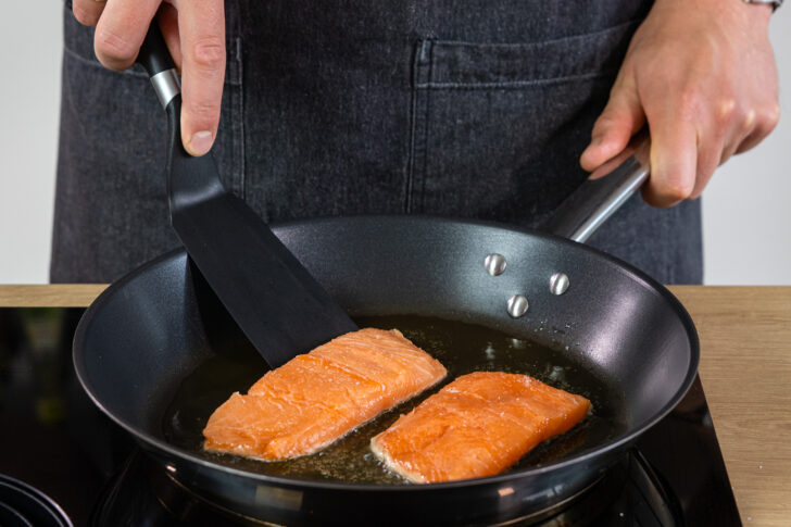 Lachsfilet anbraten