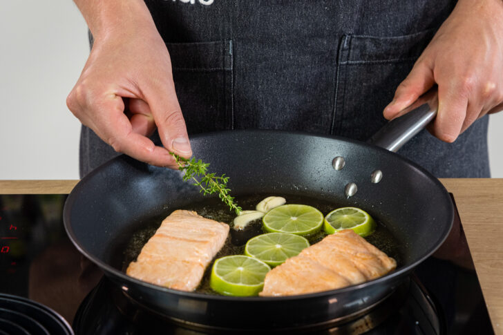 Thymian, Knoblauch und Limetten hinzugeben