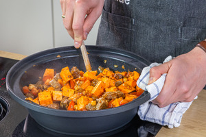 Lamm-Tajine mit Pflaumen rühren