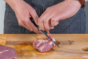 Fleisch von Sehnen befreien