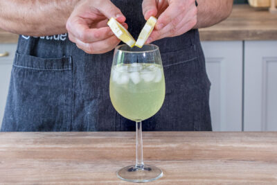 Zitrone zum Limoncello Spritz geben