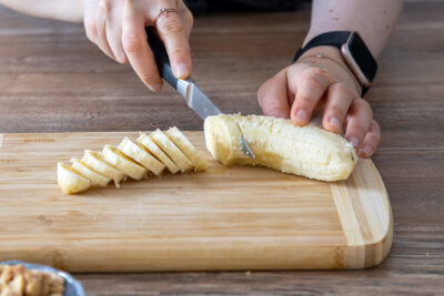 Banane in Scheiben schneiden