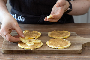 Bananen auf Maiswaffel legen