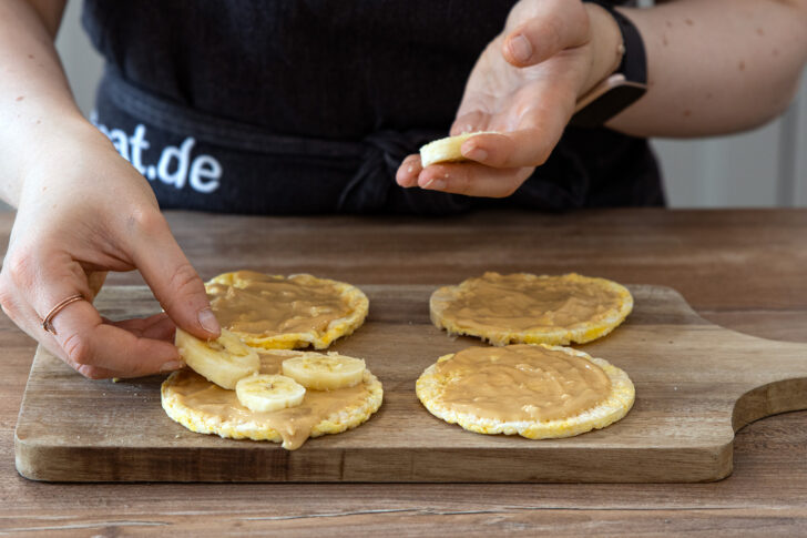 Bananen auf Maiswaffel legen