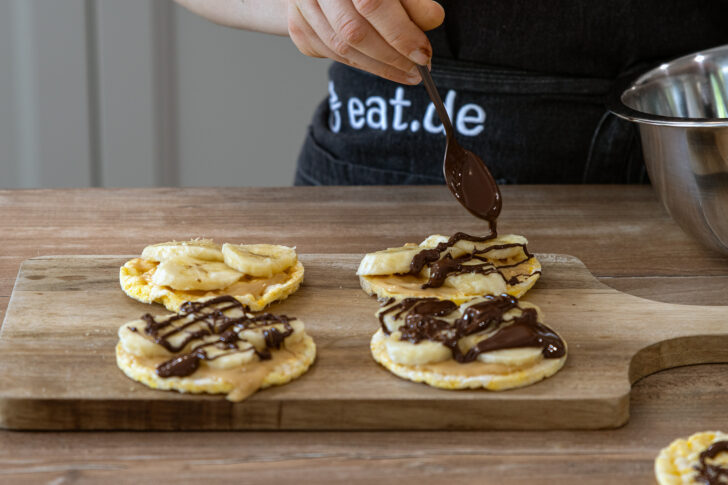 flüssige Schokolade über Reiswaffel geben