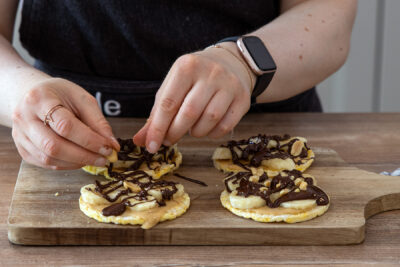 Reiswaffel mit Erdnüssen dekorieren