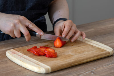 Erdbeeren in Scheiben schneiden