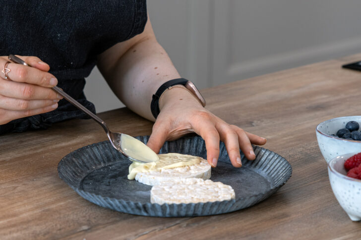 Reiswaffel mit flüssiger Schokolade bestreichen