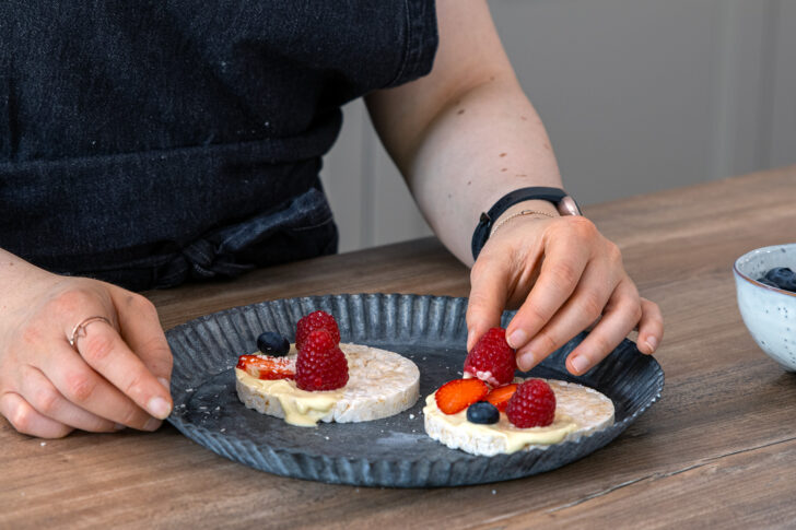 Obst auf Reiswaffel verteilen