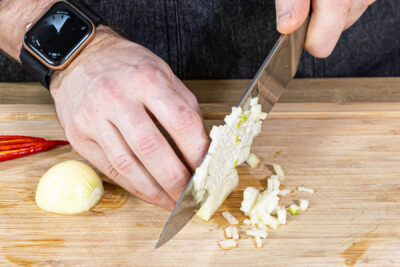 Zwiebel in Würfel schneiden