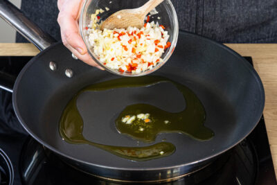 Zwiebel und Chili anbraten