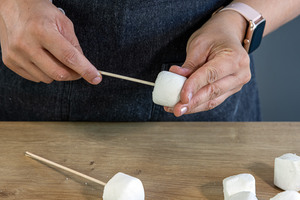 Marshmallows auf Holzspieß spießen