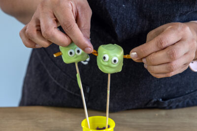 Salzstangen in Marshmallows drücken