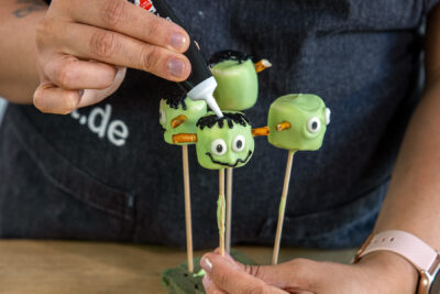 Marshmallows mit Zuckerfarbe dekorieren