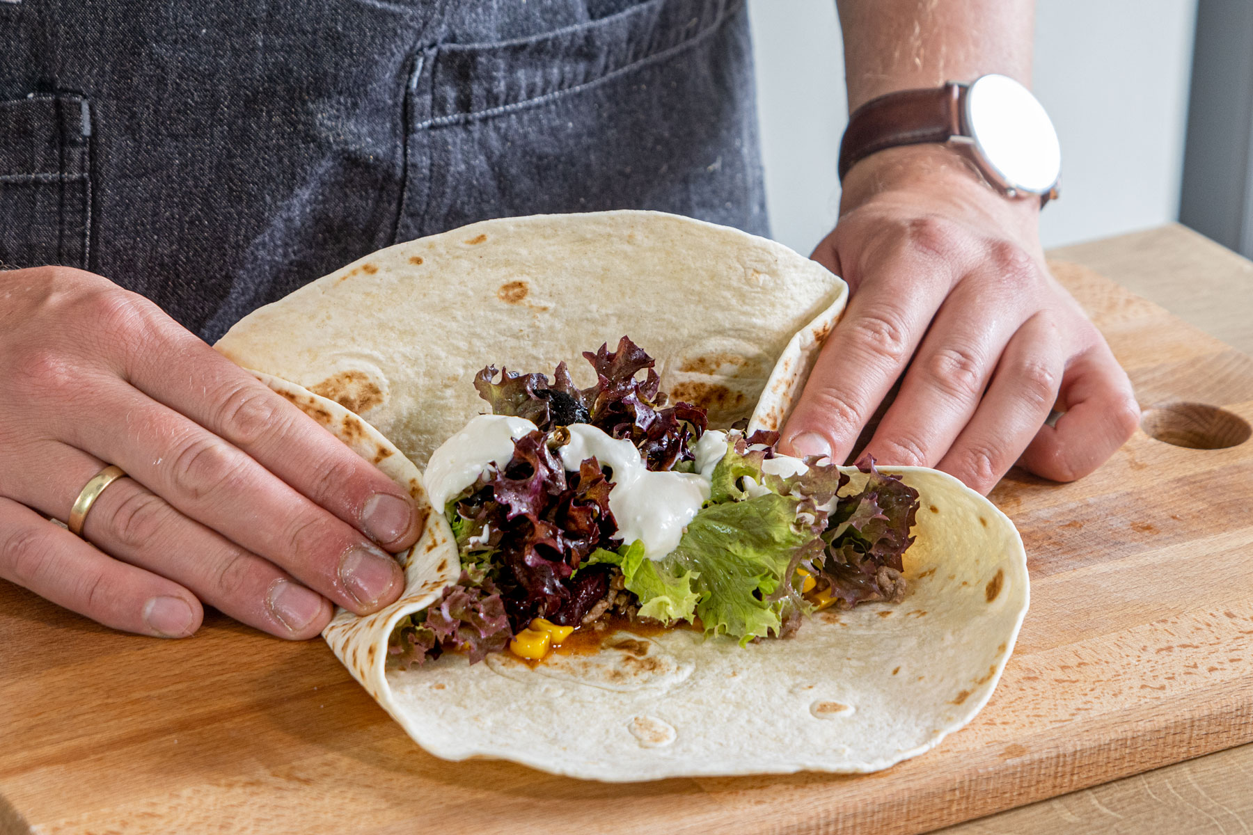 Mexikanische Wraps mit Hackfleisch einklappen
