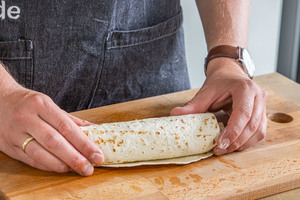 Mexikanische Wraps mit Hackfleisch verschließen
