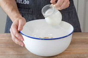 Milch zum Teig gießen