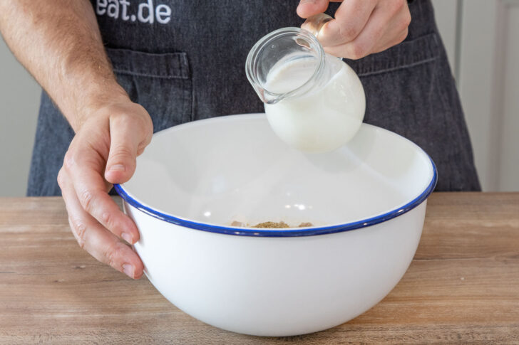 Milch zum Teig gießen