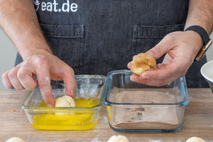 Teig in Butter und Zimt und Zucker wälzen
