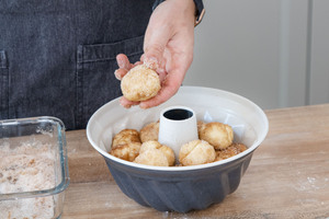 Teig in Gugelhupf-Form schichten