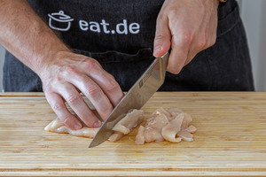 Hähnchen in Streifen schneiden