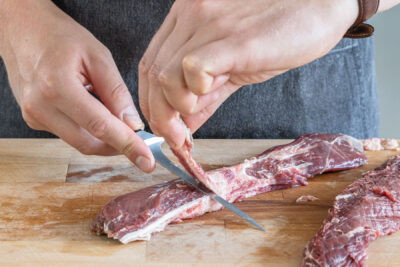Fleisch von Fett und Sehen befreien