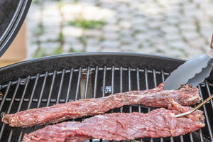Nierenzapfen auf den Grill legen