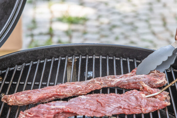 Nierenzapfen auf den Grill legen