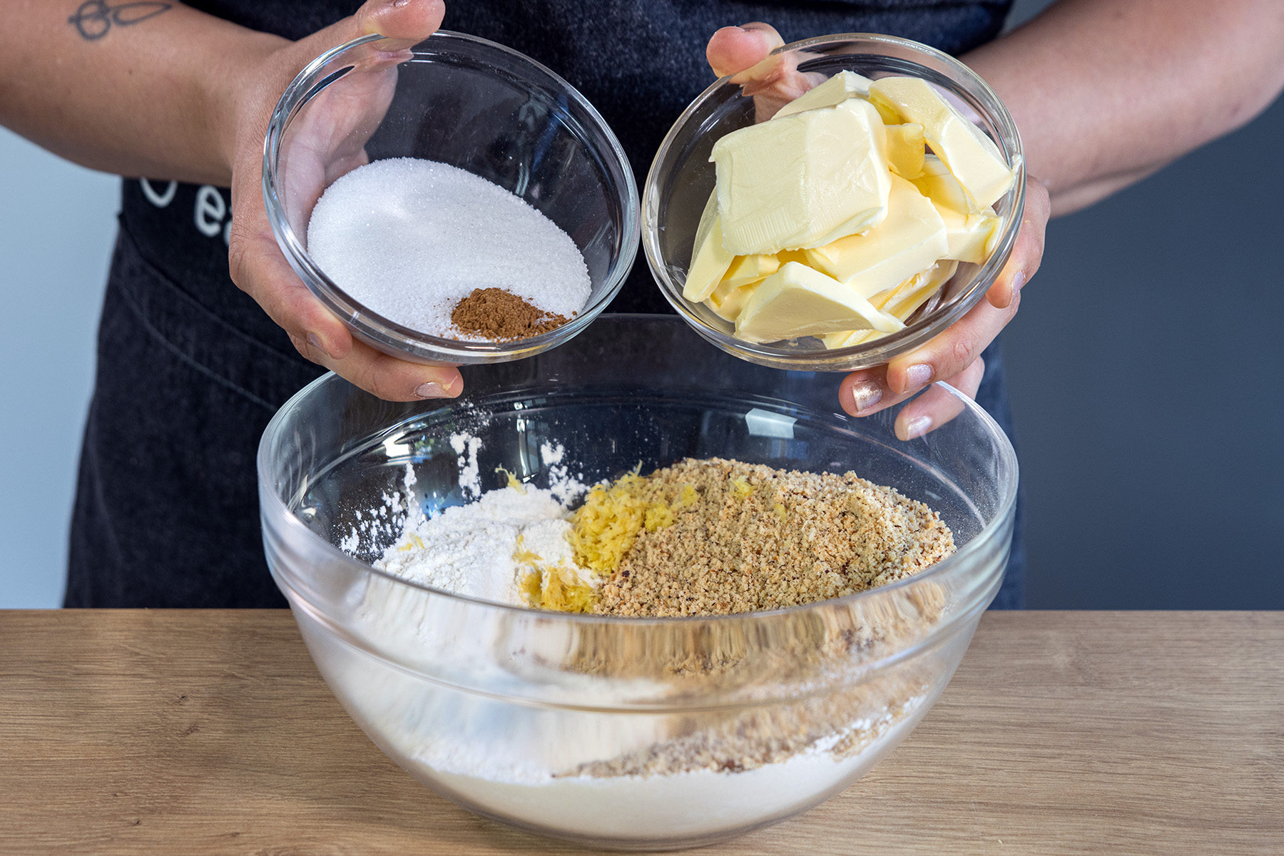 Butter, Zucker und gemahlene Nüsse dazugeben