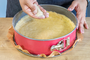 Paniermehl auf den eingestochenen Boden geben