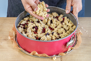 Streusel auf Pflaumenkuchen mit Mürbeteig krümeln