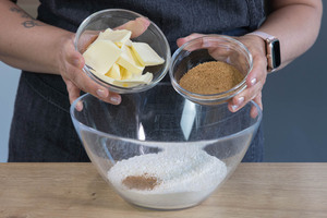 Butter und Zucker in die Schüssel geben