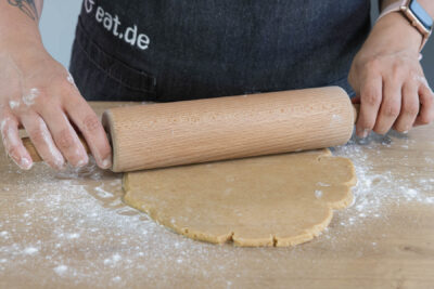 Mürbeteig für den Pflaumenkuchen ausrollen