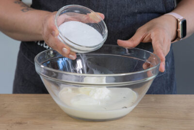 Schmand Masse für den Pflaumenkuchen verrühren