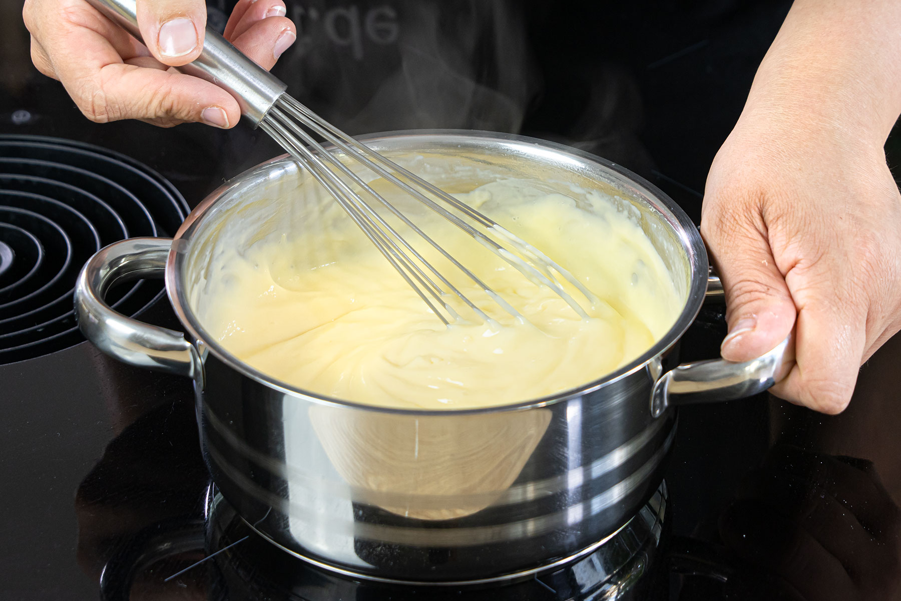Pudding aufkochen und mit Eigelb andicken