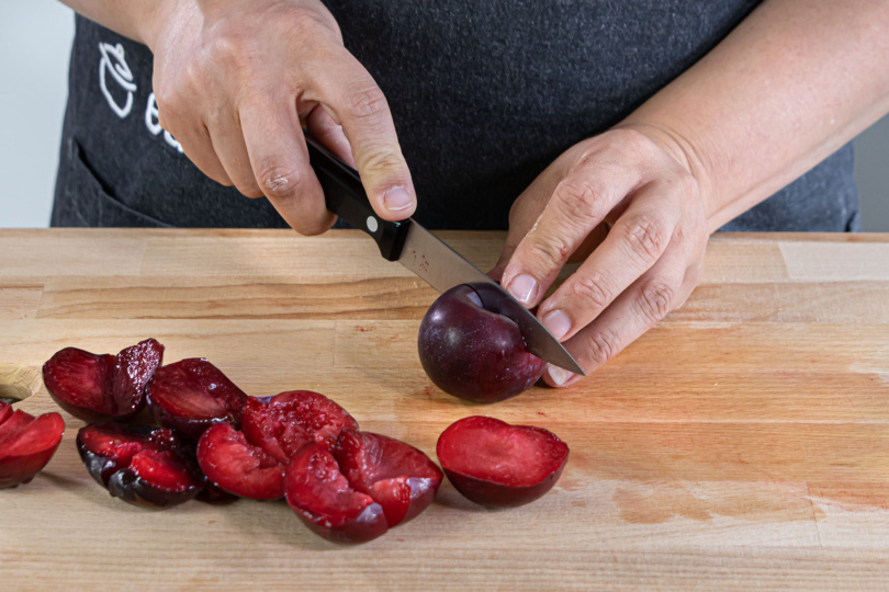 Pflaumen halbieren und entsteinen
