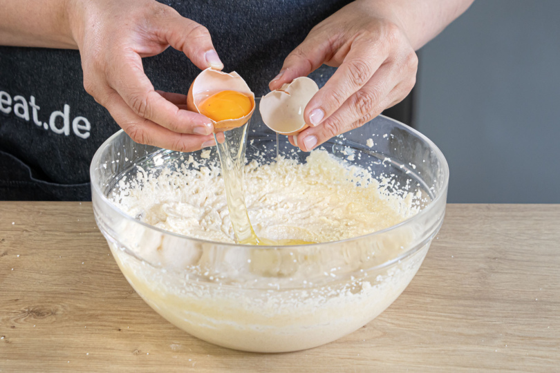 Eier nach und nach unter die Butterrühren