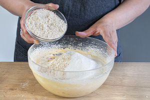 gemahlene Haselnüsse zum Teig geben